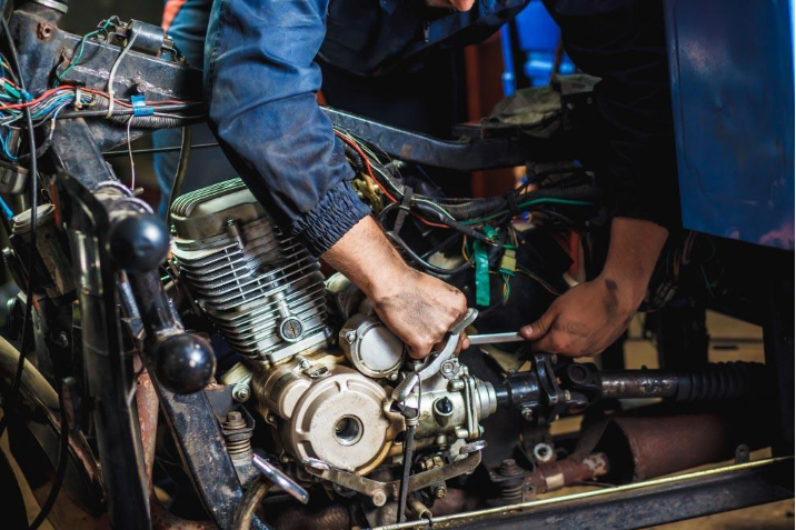Oli Motor yang Cepat Berwarna Hitam: Penyebab dan Cara Mengatasi Viskositas nya